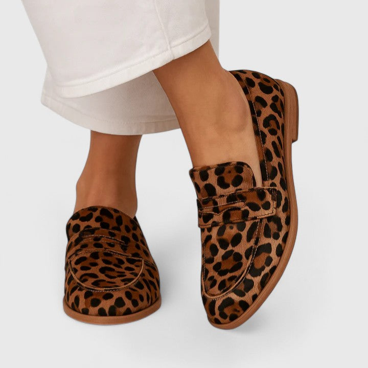 Karla | Damen Slip-On Loafer mit Schnalle und Leo Muster