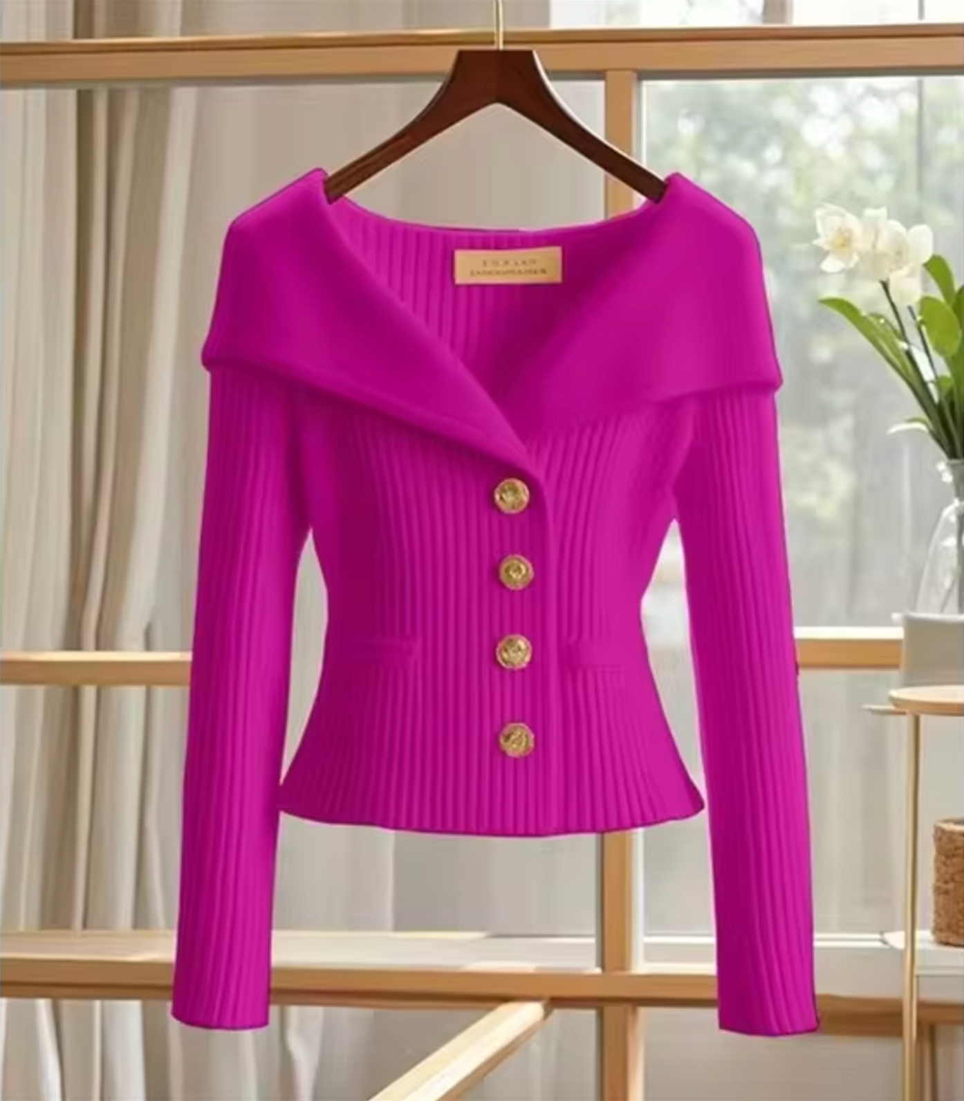 Katharina | Kurze Strickjacke mit Goldknöpfen