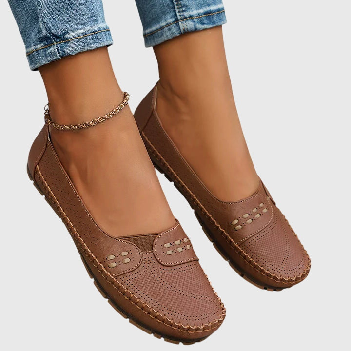 Paula | Damen perforierte Slip-On Loafer mit Naht vorn