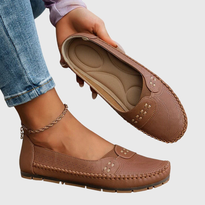 Paula | Damen perforierte Slip-On Loafer mit Naht vorn