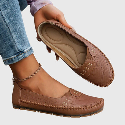 Paula | Damen perforierte Slip-On Loafer mit Naht vorn