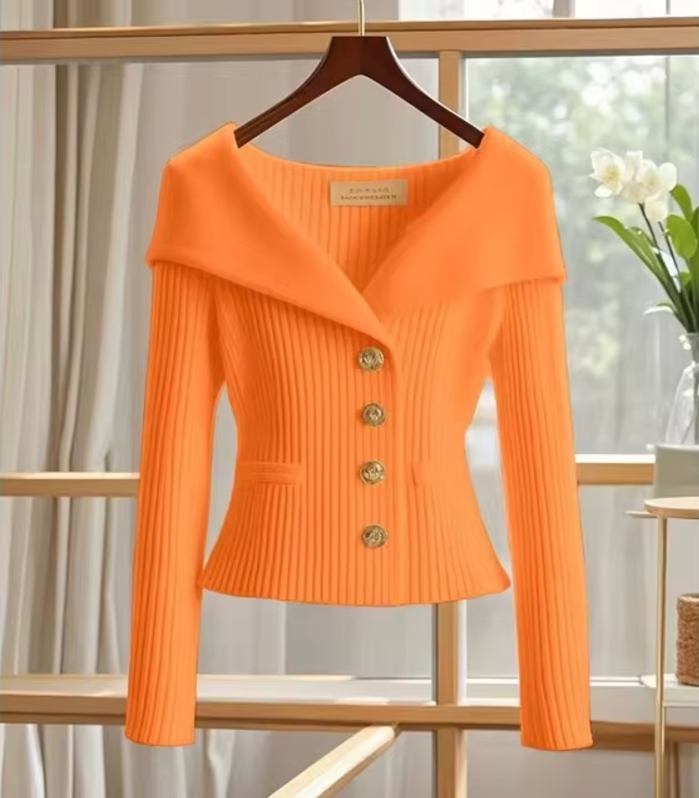 Katharina | Kurze Strickjacke mit Goldknöpfen