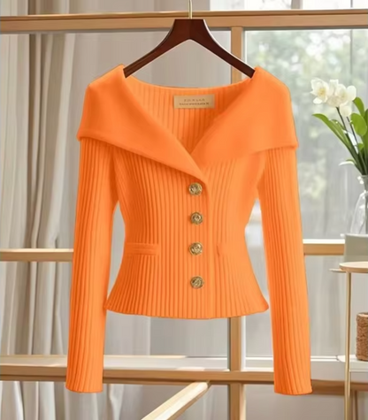 Katharina | Kurze Strickjacke mit Goldknöpfen
