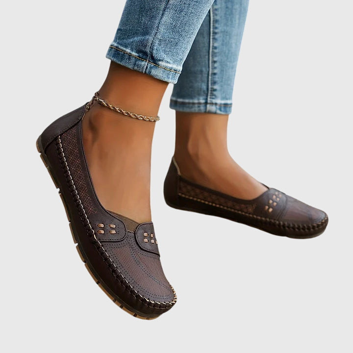 Paula | Damen perforierte Slip-On Loafer mit Naht vorn