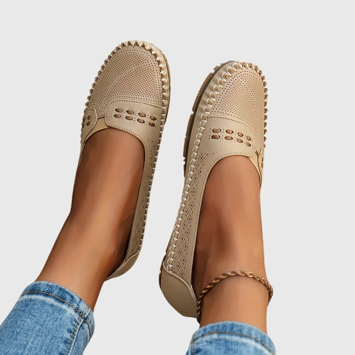 Paula | Damen perforierte Slip-On Loafer mit Naht vorn