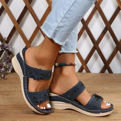 Sila | Damen orthopädische Keilsandalen mit verzierten Riemen