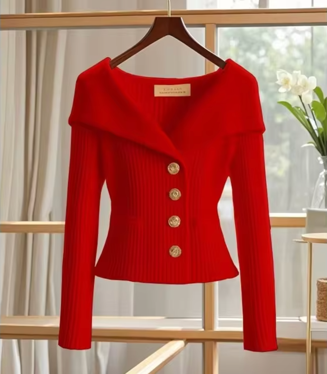 Katharina | Kurze Strickjacke mit Goldknöpfen