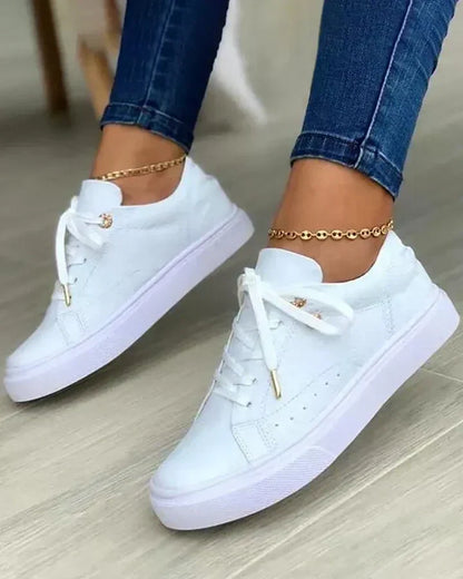 Sira | Sneaker mit Schnürung und glatter Form und dicker Sohle