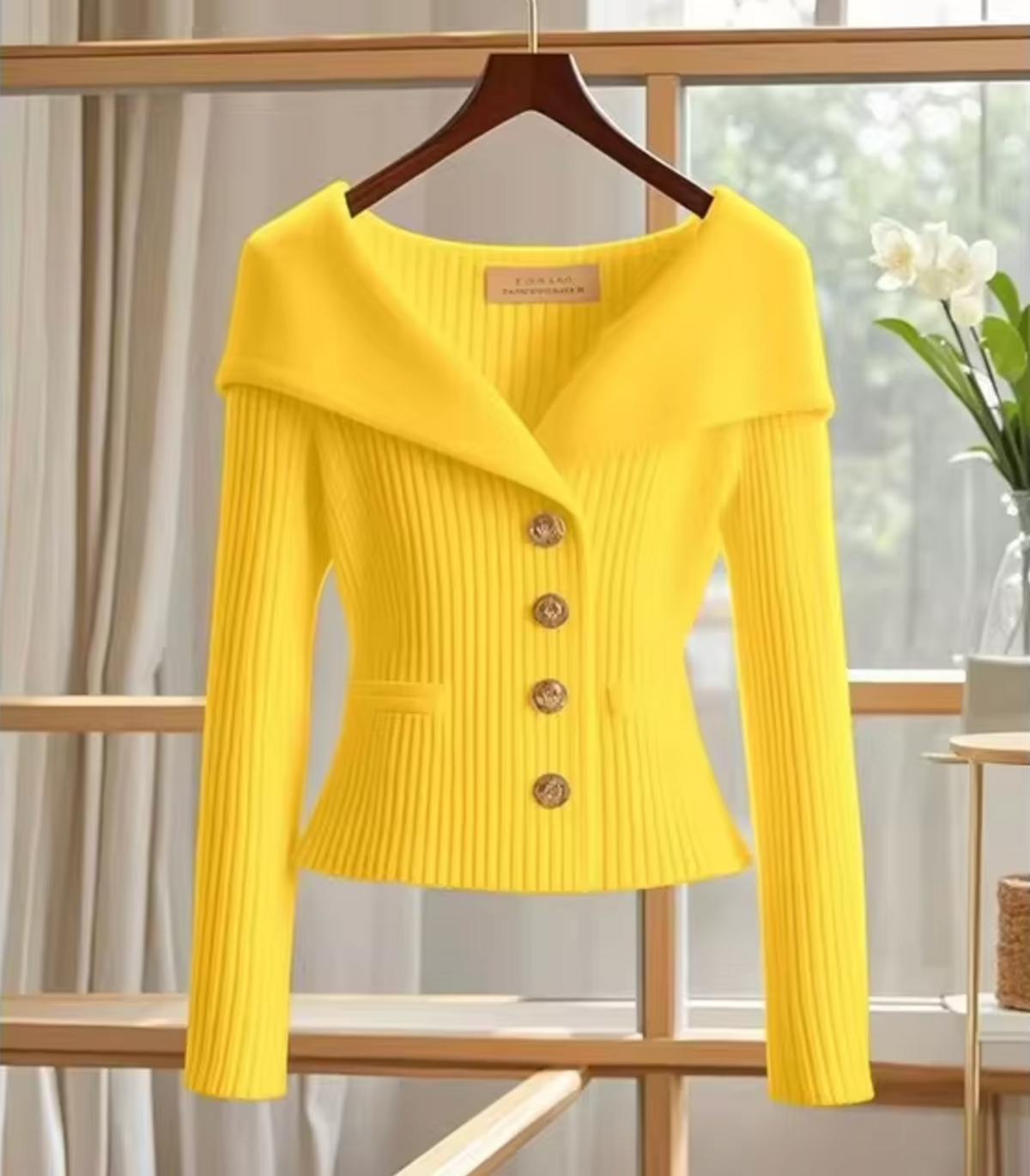 Katharina | Kurze Strickjacke mit Goldknöpfen