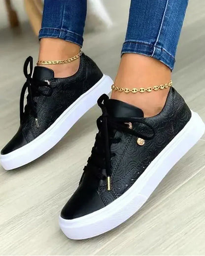 Sira | Sneaker mit Schnürung und glatter Form und dicker Sohle