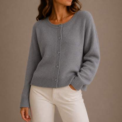 Gertrud | Damen Strickjacke mit Knopfleiste und Rundhalsausschnitt