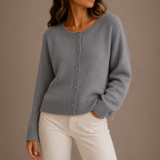 Gertrud | Damen Strickjacke mit Knopfleiste und Rundhalsausschnitt