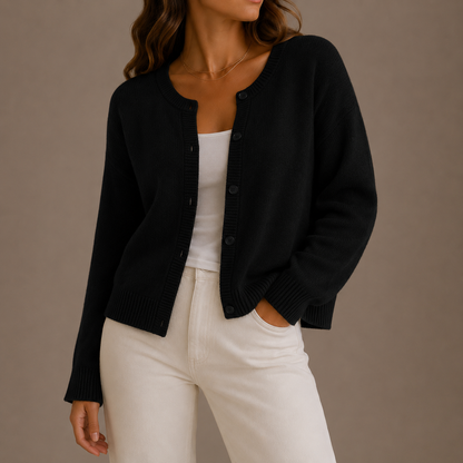 Gertrud | Damen Strickjacke mit Knopfleiste und Rundhalsausschnitt