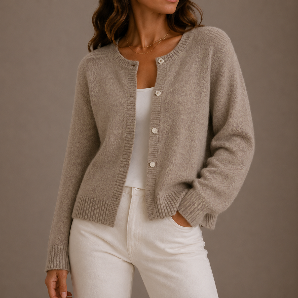 Gertrud | Damen Strickjacke mit Knopfleiste und Rundhalsausschnitt
