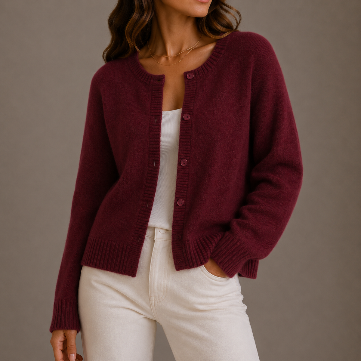Gertrud | Damen Strickjacke mit Knopfleiste und Rundhalsausschnitt