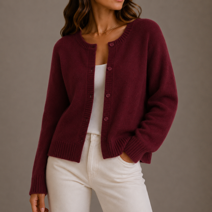Gertrud | Damen Strickjacke mit Knopfleiste und Rundhalsausschnitt