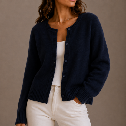 Gertrud | Damen Strickjacke mit Knopfleiste und Rundhalsausschnitt