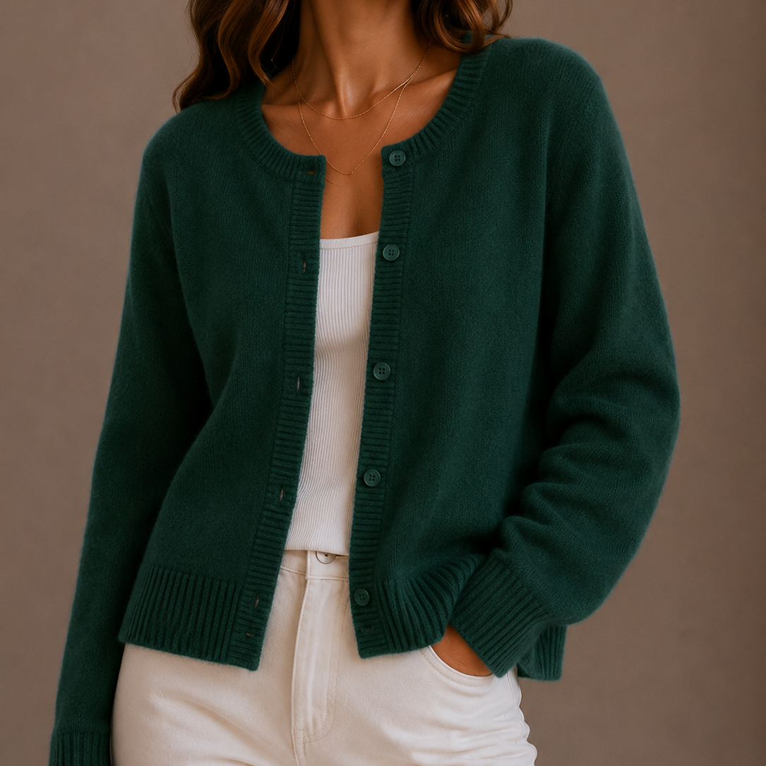 Gertrud | Damen Strickjacke mit Knopfleiste und Rundhalsausschnitt