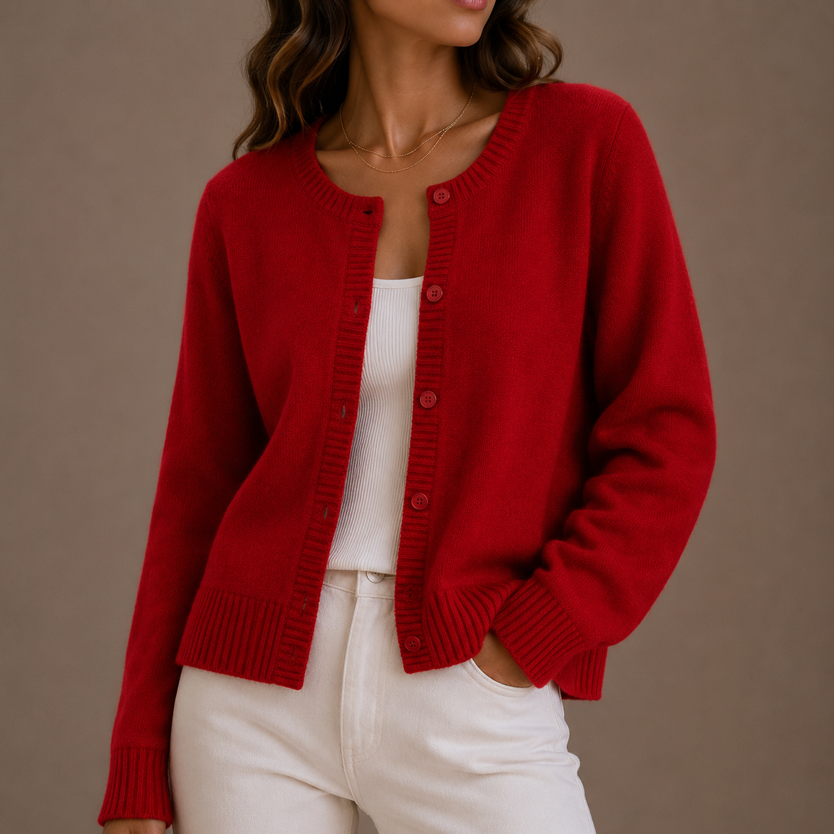 Gertrud | Damen Strickjacke mit Knopfleiste und Rundhalsausschnitt