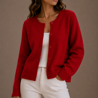 Gertrud | Damen Strickjacke mit Knopfleiste und Rundhalsausschnitt