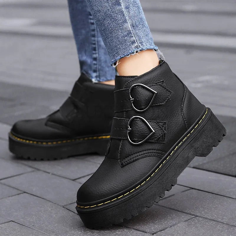 Maria | Damen Stiefeletten mit Herzschnalle und chunky Sohle