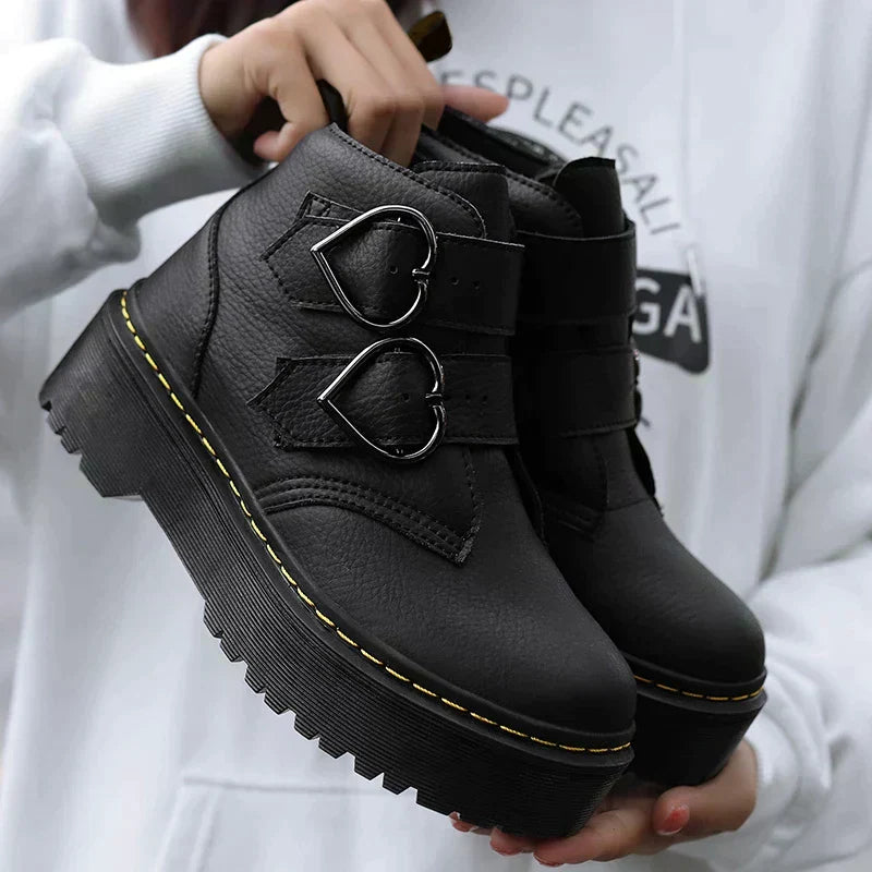 Maria | Damen Stiefeletten mit Herzschnalle und chunky Sohle