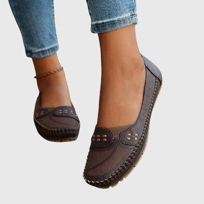 Paula | Damen perforierte Slip-On Loafer mit Naht vorn