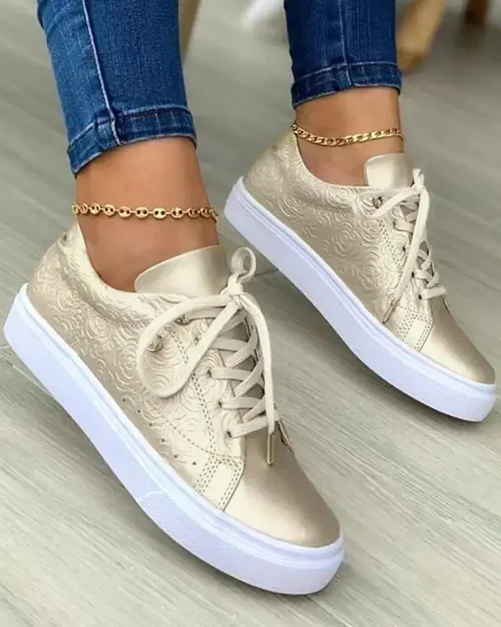 Sira | Sneaker mit Schnürung und glatter Form und dicker Sohle