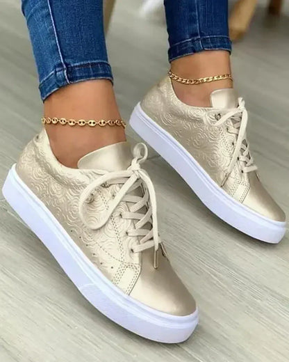 Sira | Sneaker mit Schnürung und glatter Form und dicker Sohle