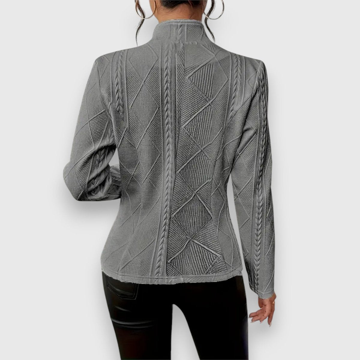 Margaux | Damen Strickjacke mit Stehkragen und Kabelstrickmuster