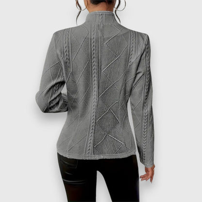 Margaux | Damen Strickjacke mit Stehkragen und Kabelstrickmuster