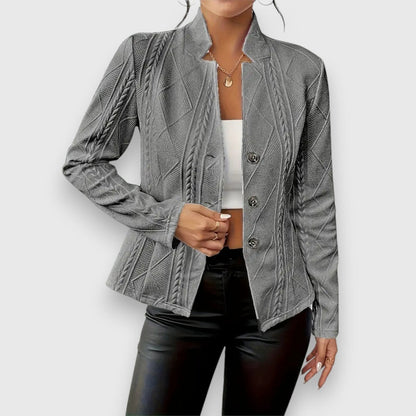 Margaux | Damen Strickjacke mit Stehkragen und Kabelstrickmuster